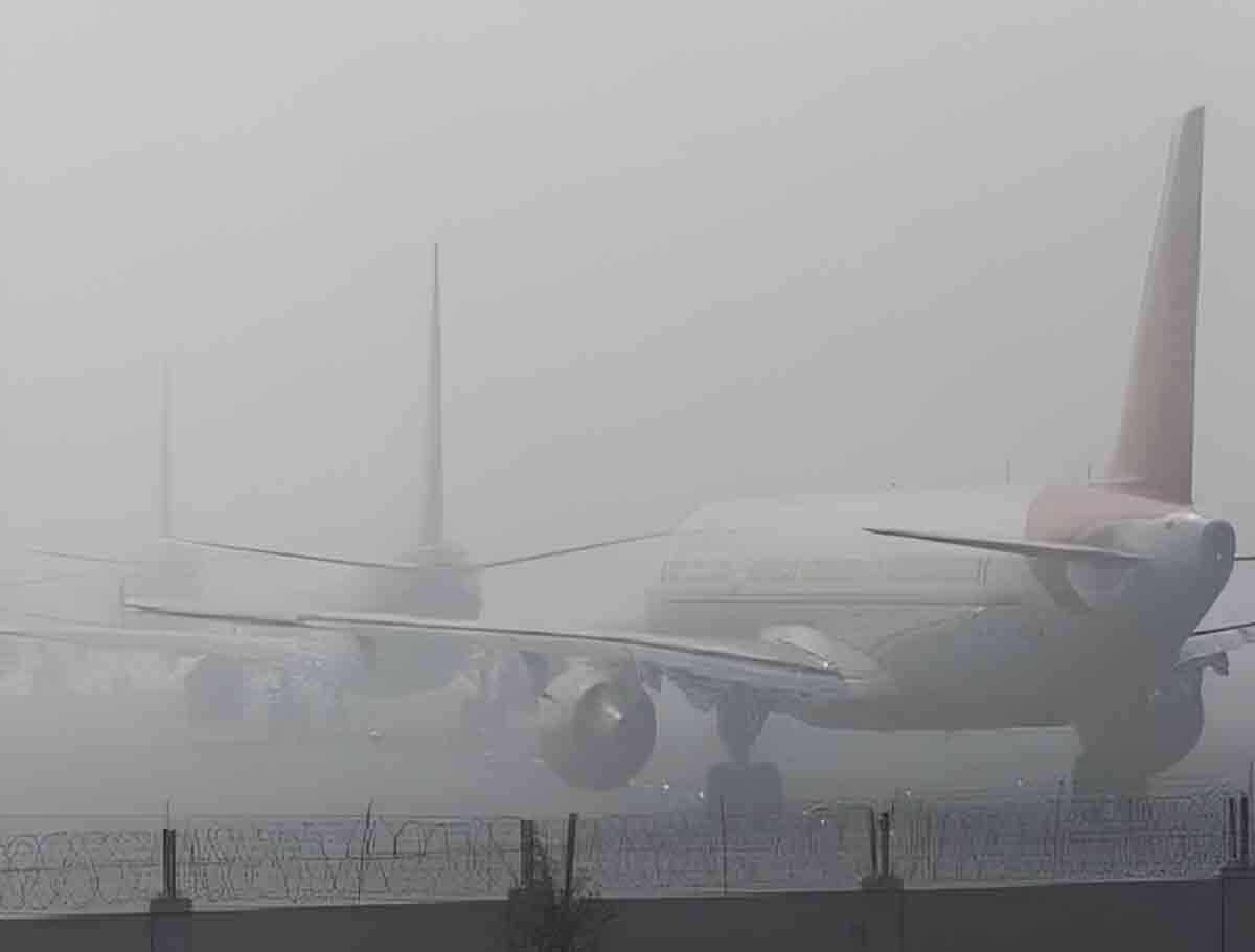 100 flights and 22 trains were delayed due to dense fog In Delhi