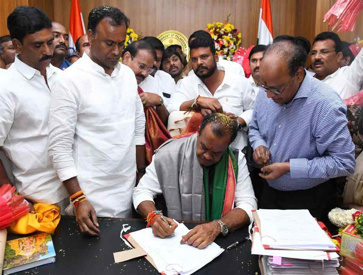 Komatireddy Venkat Reddy Takes Oath as Minister of Roads, Buildings, and Cinematography