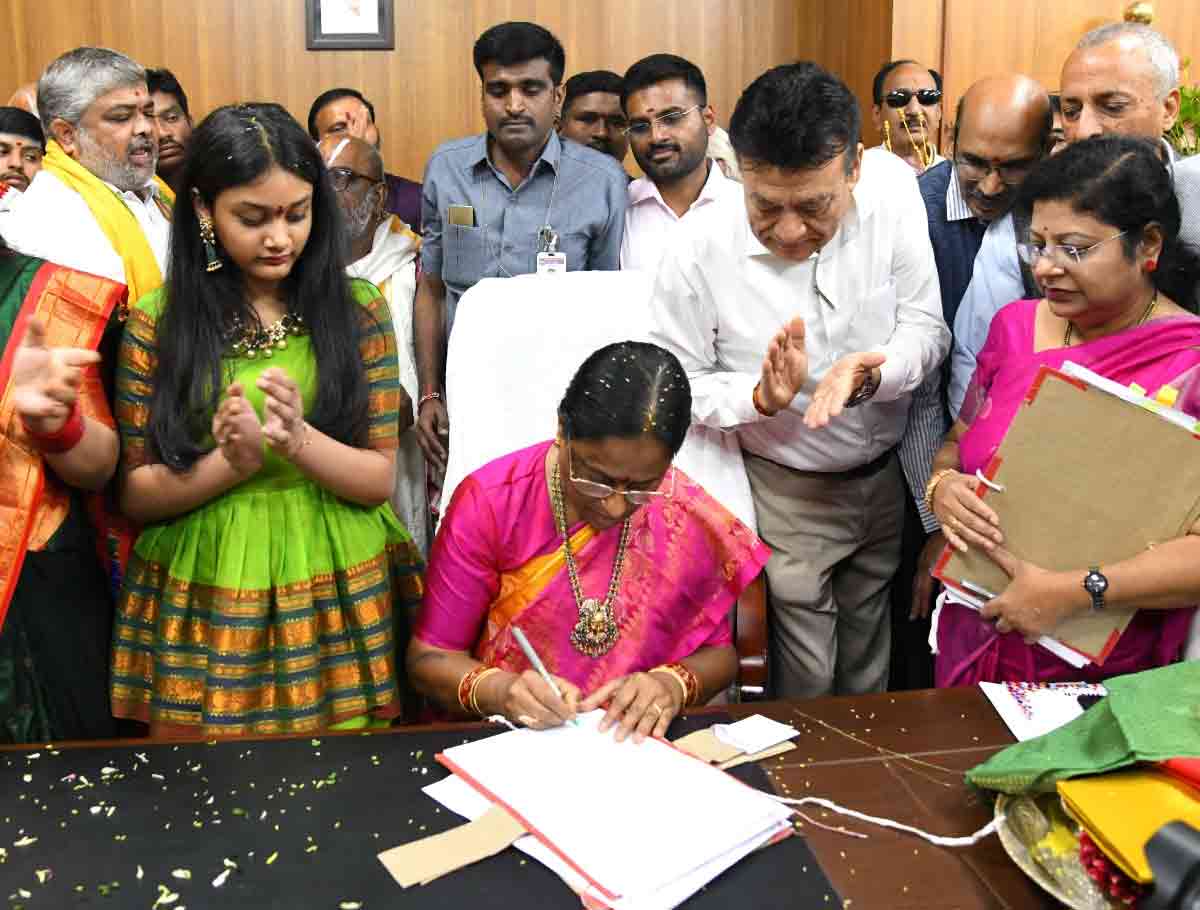 Konda Surekha Took Charge As A Minister For Environment, forests, Endowments