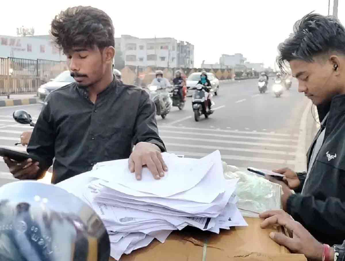 GHMC Officer Suspended For Praja Palana Application Being Scammed On Road