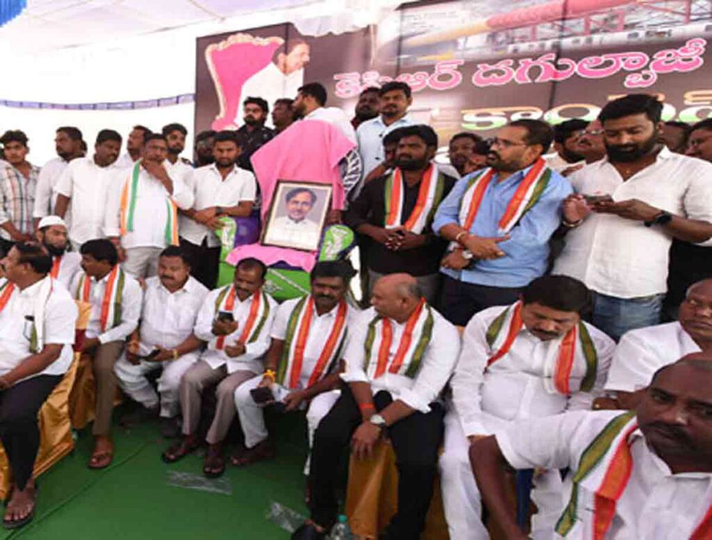 Protest Of Congress Leaders By Putting KCR's Photo On Chair