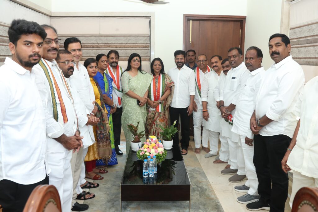 Big Shock to BRS: Mayor Vijayalakshmi Joins Congress