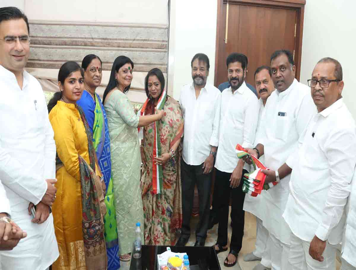 Big Shock to BRS: Mayor Vijayalakshmi Joins Congress