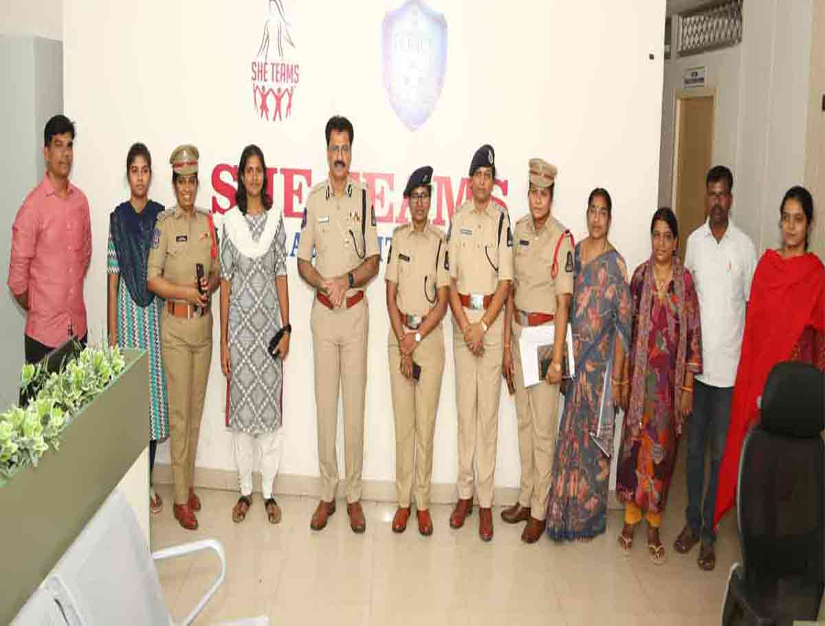 Hyderabad CP Rewarded Cyber Crimes and Women Safety Wing Staff