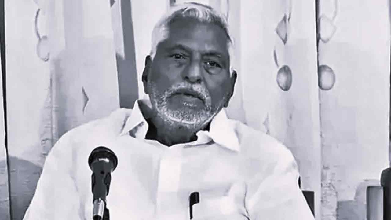 Tension at Former Minister Jeevan Reddy Residence in Jagtial, Journalist Injured